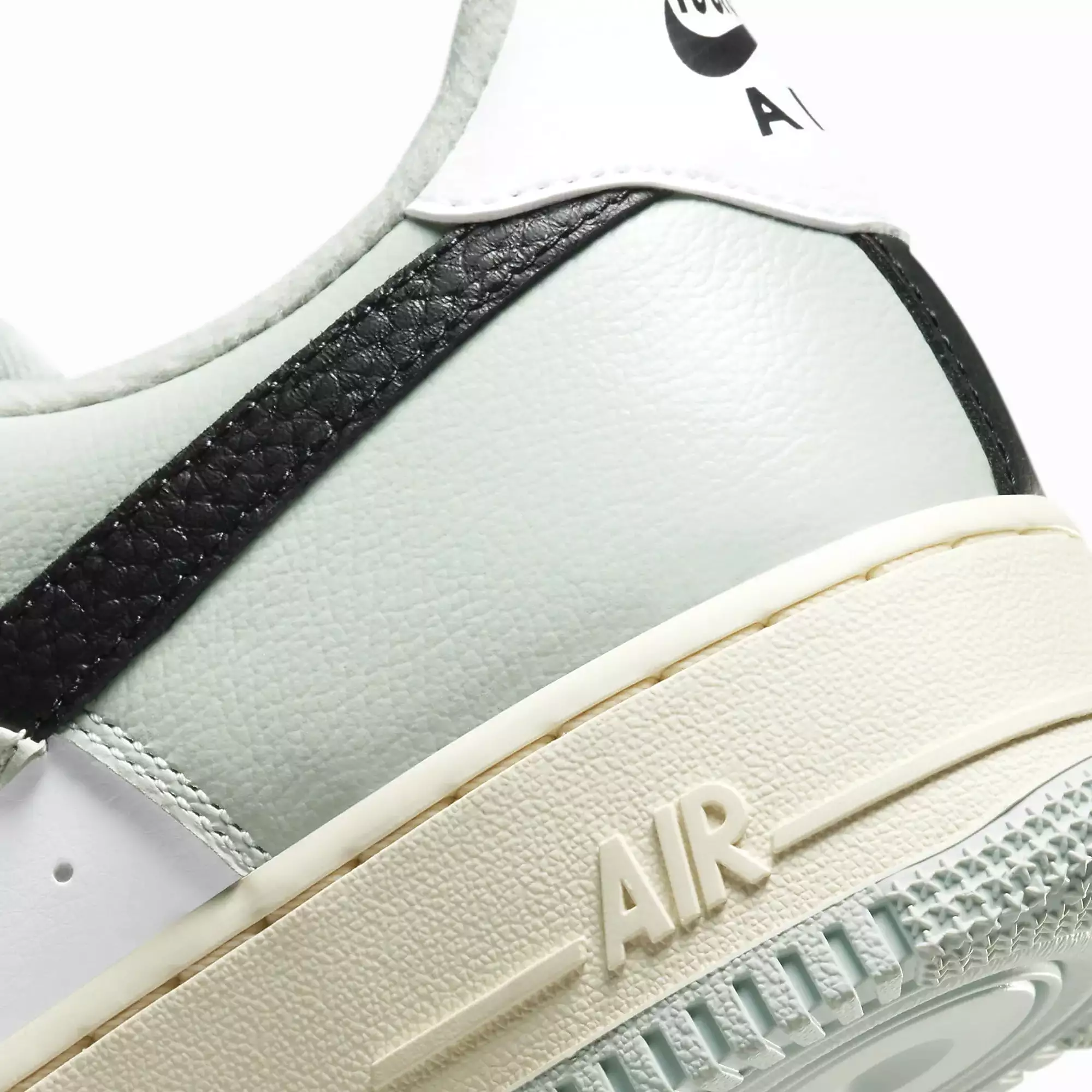 AIR FORCE 1 '07 LV8 'LIGHT SILVER/BLACK-LIGHT SILVER-WHITE'