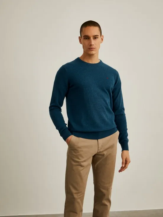 Long-sleeved wool sweater